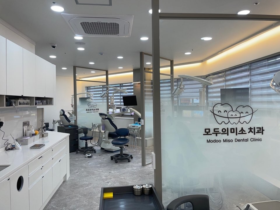 모두의미소치과의원 위생적인 진료 체어와 청결한 진료실 전경